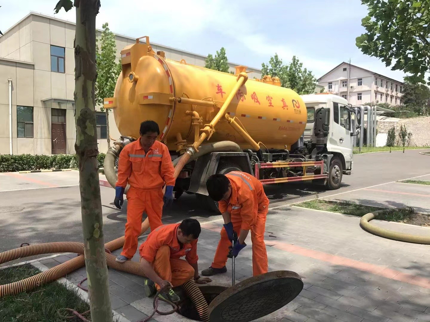 宝坻管道疏通车停在窨井附近